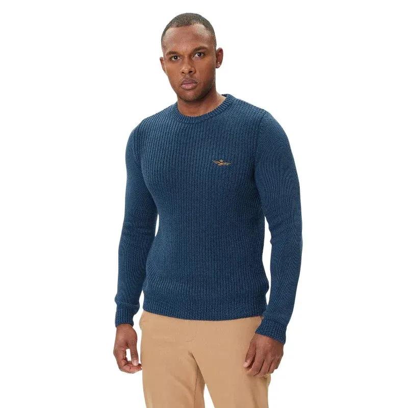 Maglione uomo blu girocollo in lana merino con logo sul petto, look casual elegante.