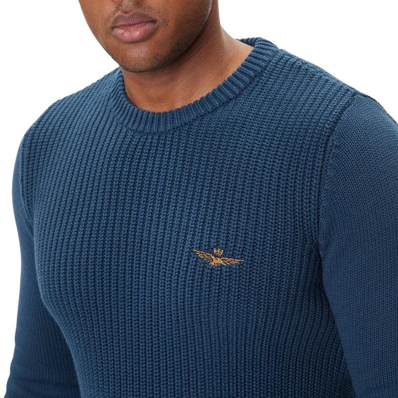 Maglione uomo blu in lana merino girocollo con logo ricamato dorato sul petto.