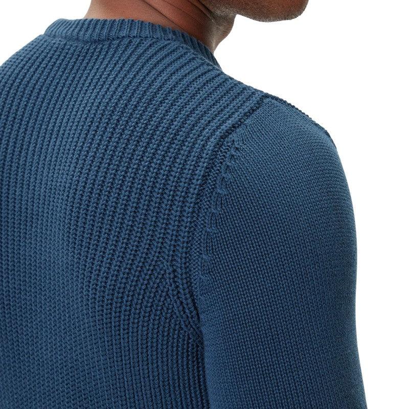 Maglione uomo blu in lana merino a girocollo con lavorazione a coste, dettaglio retro