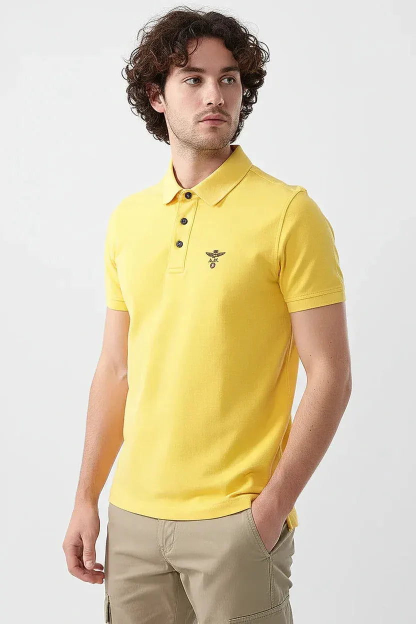 Polo uomo gialla a maniche corte con logo ricamato sul petto, stile casual elegante.