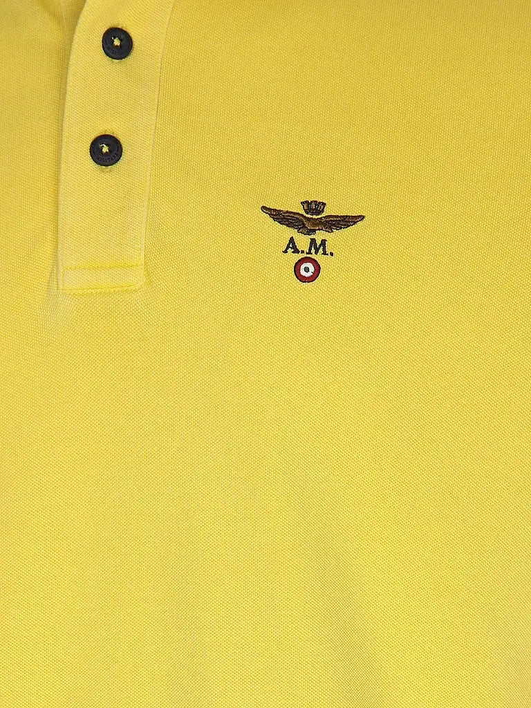 Polo gialla da uomo con bottoni e logo ricamato sul petto, stile casual elegante.