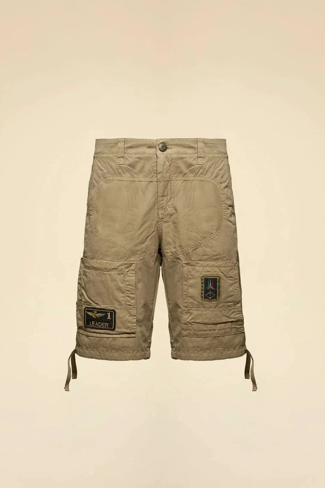 Bermuda uomo beige in gabardina di cotone con tasche cargo e patch militari ricamate.