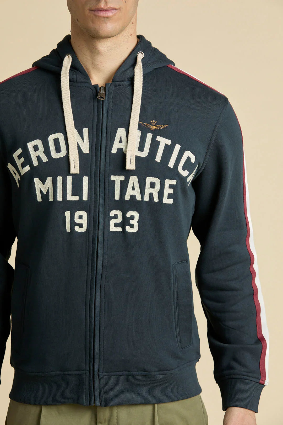 Felpa uomo blu con cappuccio, zip, logo Aeronautica Militare e righe sulle maniche.