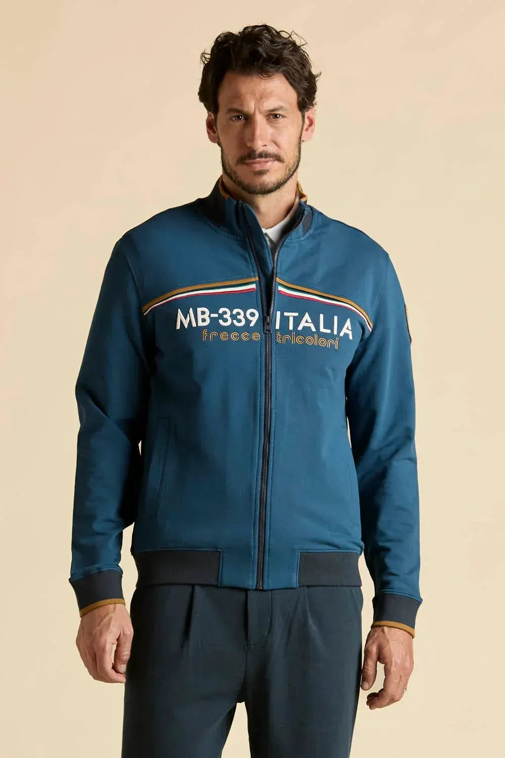 Felpa uomo zip intera blu con scritta MB-339 Italia, dettagli bande tricolore, stile casual