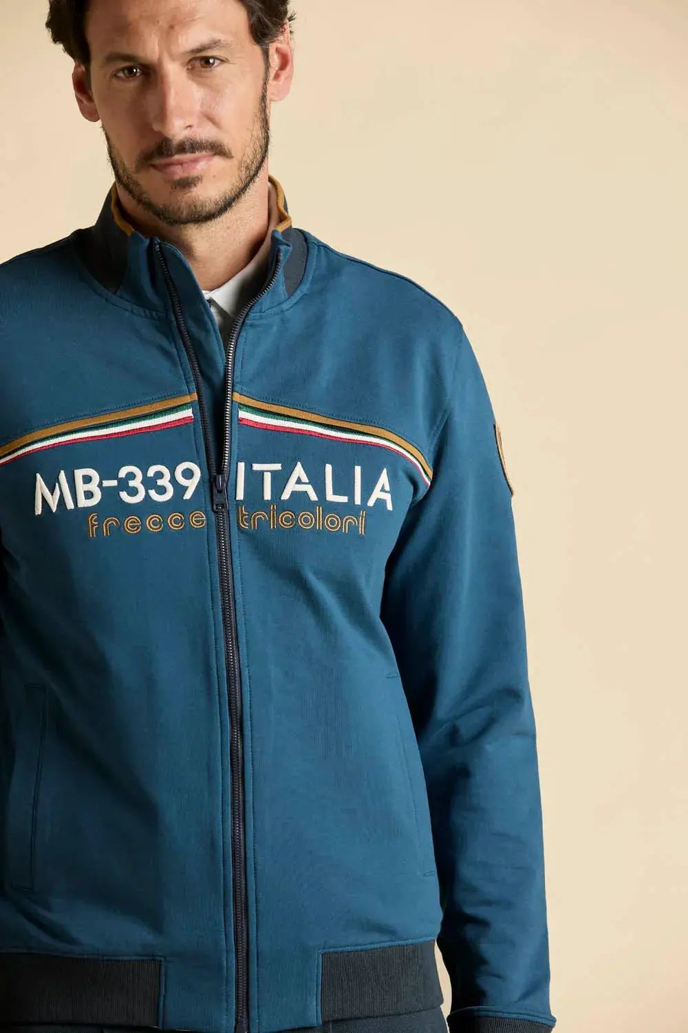 Felpa uomo blu con zip, scritta MB-339 Italia e righe tricolore sul petto, stile casual.