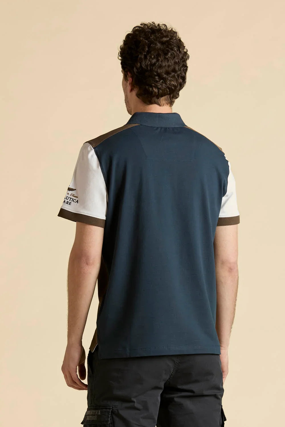 Polo uomo manica corta blu con maniche bianche e dettagli marroni, vista da dietro.
