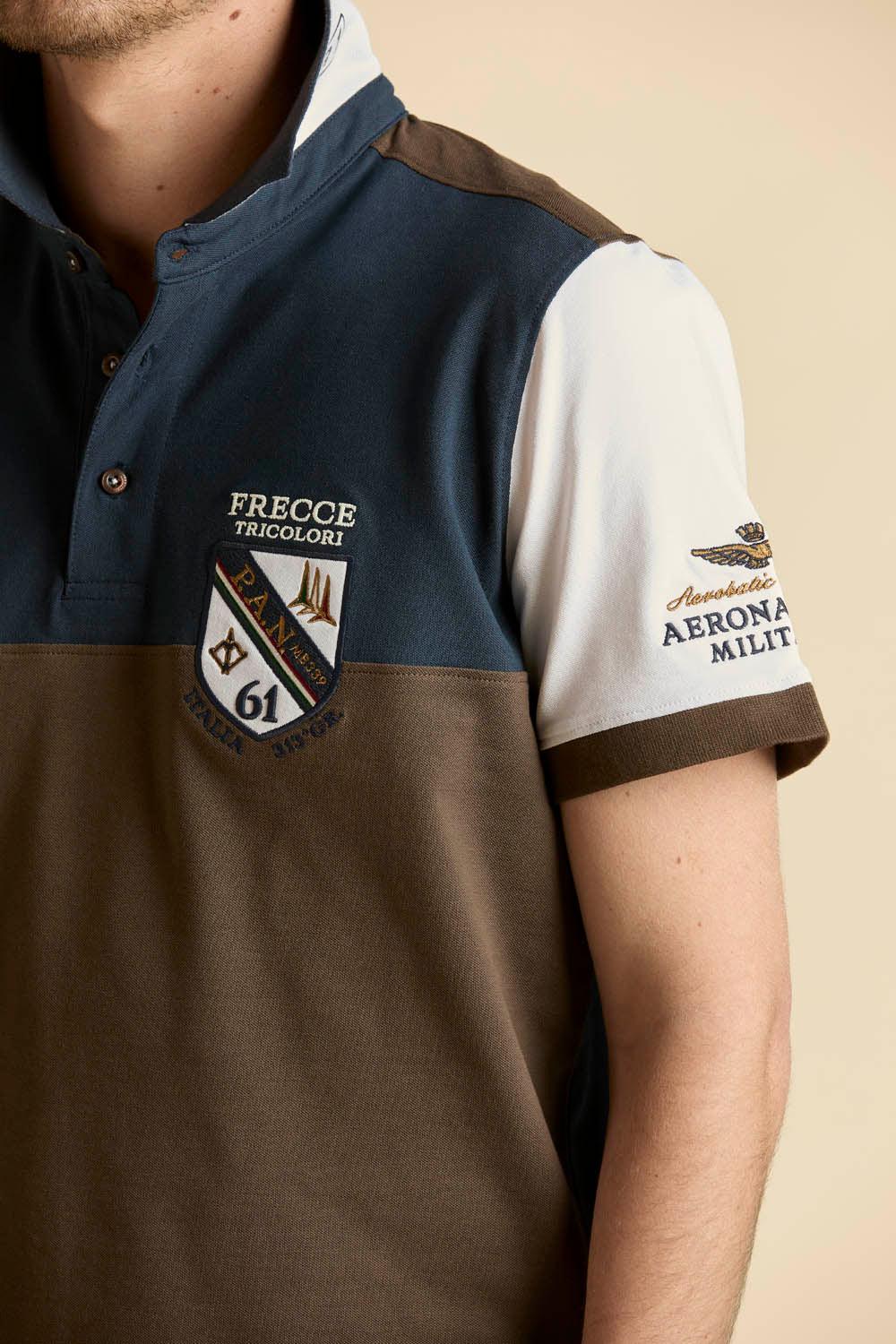 Polo uomo bicolore con crest Frecce Tricolori e patch Aeronautica Militare ricamata sulla manica.