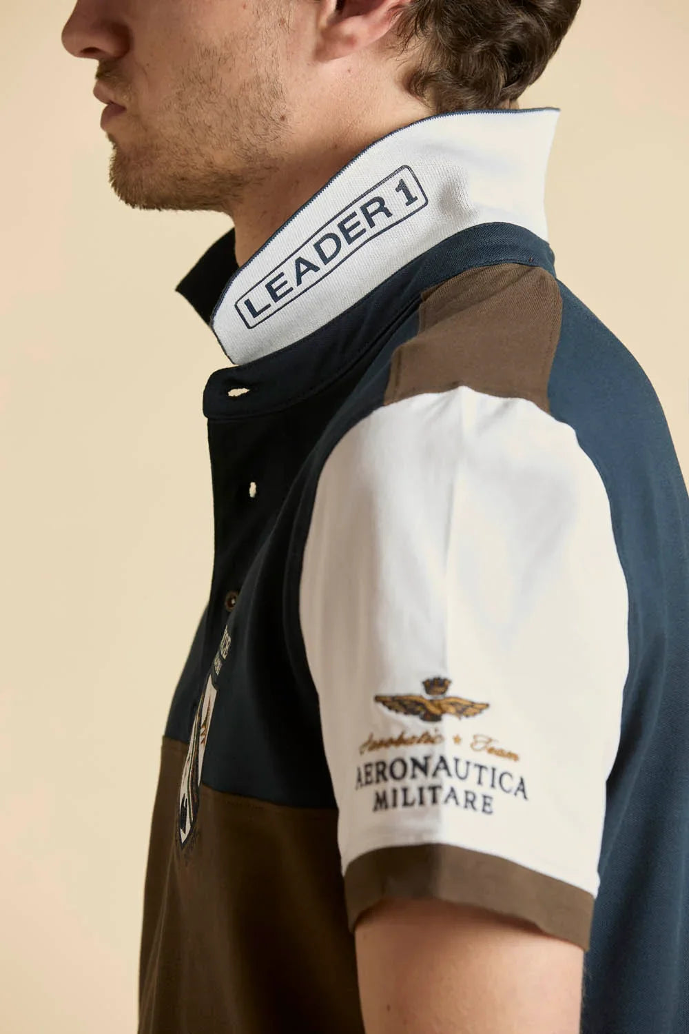 Polo uomo multicolore con patch Aeronautica Militare e scritta LEADER 1 sul colletto alzato