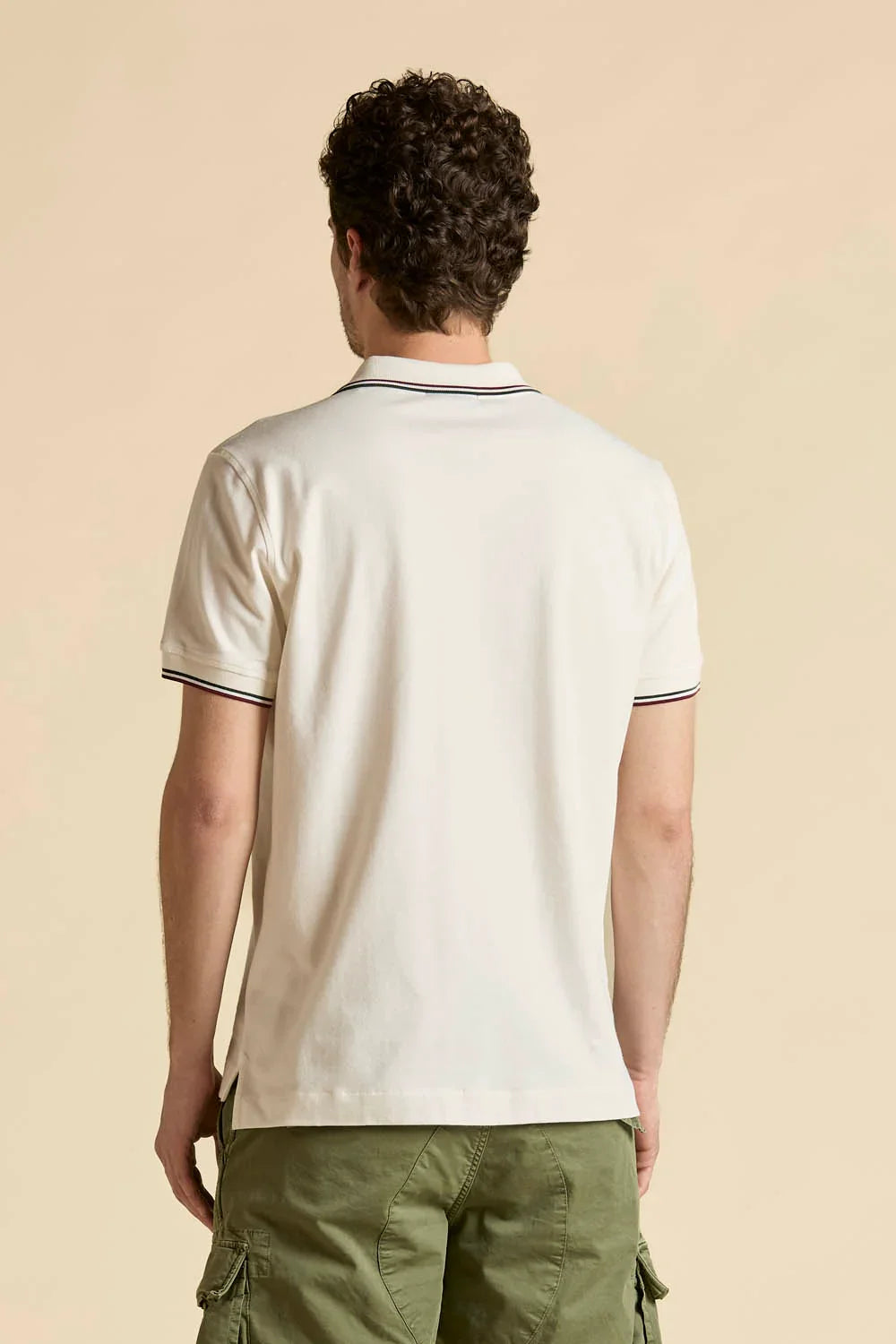 Polo uomo bianca manica corta vista retro, dettagli a contrasto su colletto e bordo manica