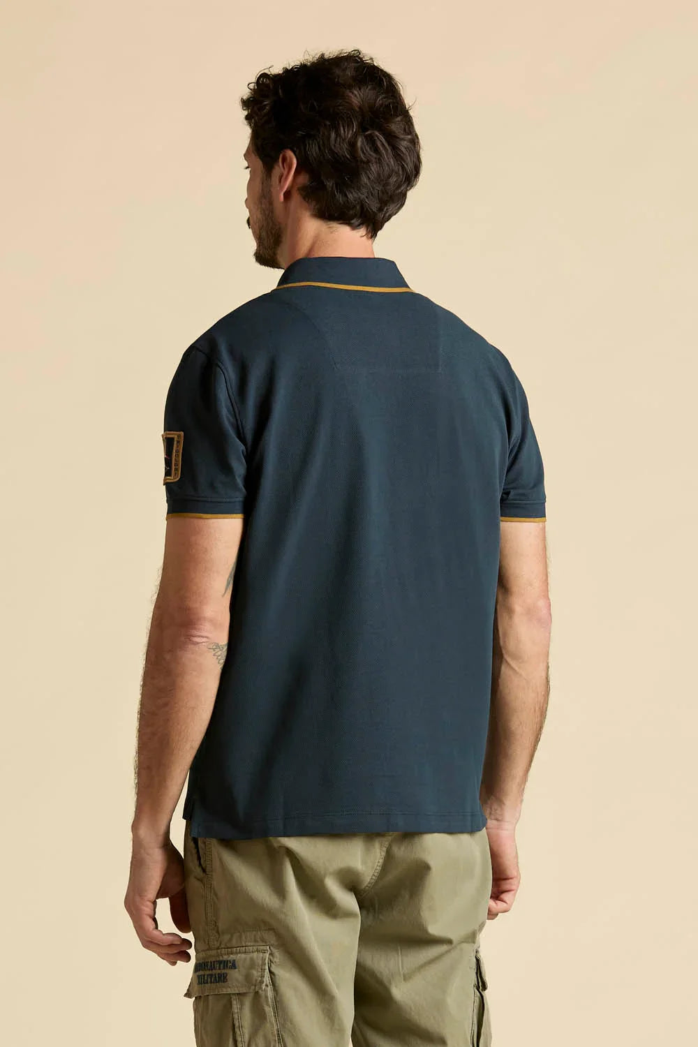 Polo uomo blu con dettagli gialli, maniche corte, vista posteriore, stile casual