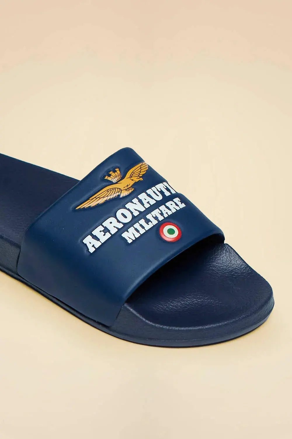 Ciabatta blu uomo Aeronautica Militare con logo e dettaglio tricolore sullo strap.