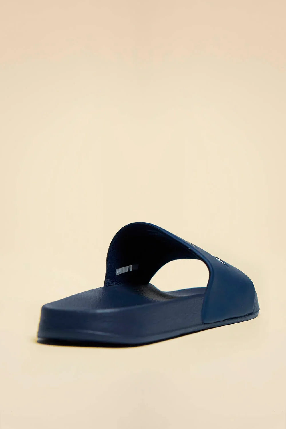 Ciabatta da uomo in gomma blu con fascia logo, sandalo casual su sfondo neutro
