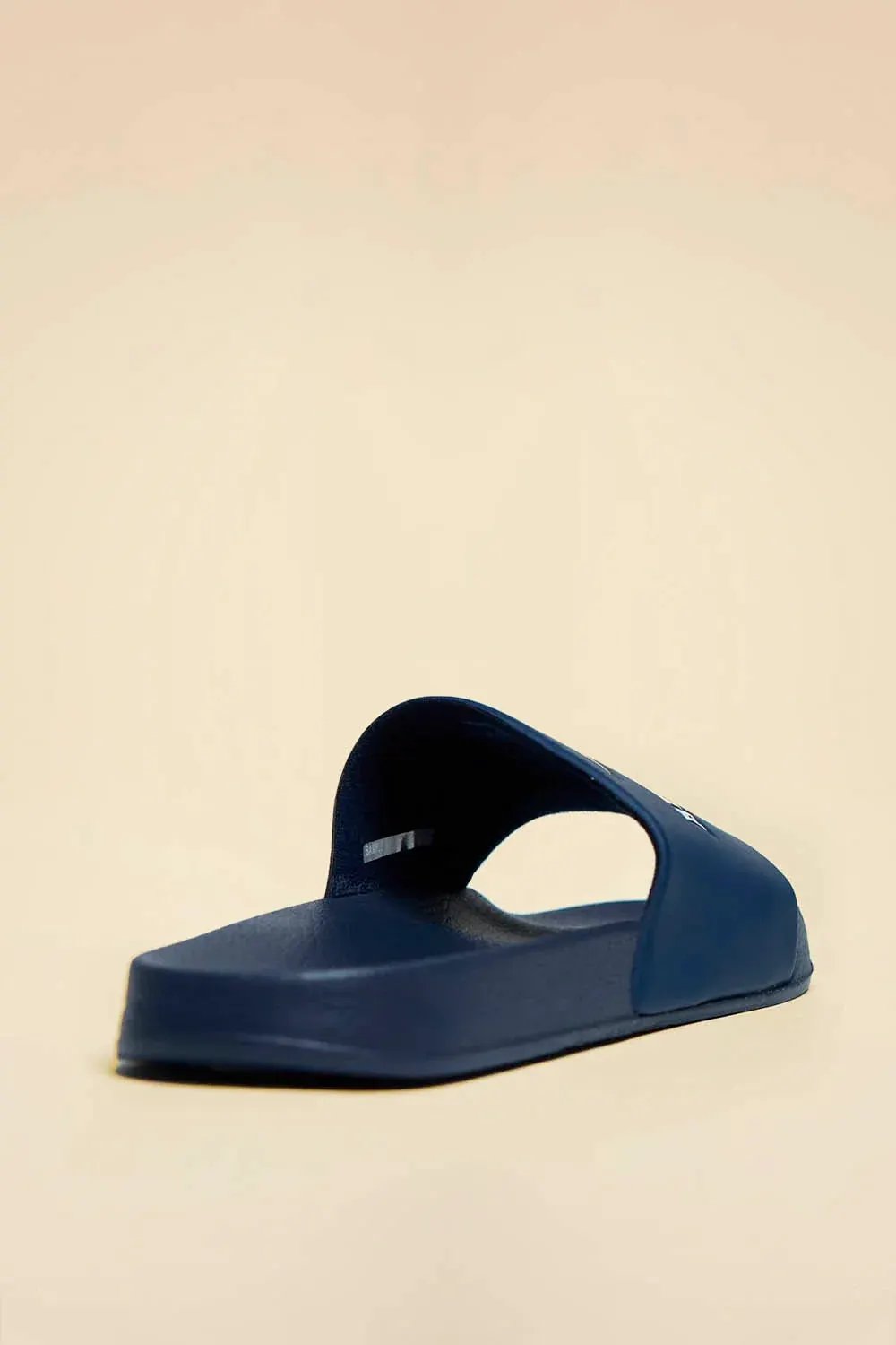 Ciabatta da uomo in gomma blu con fascia logo, sandalo casual su sfondo neutro
