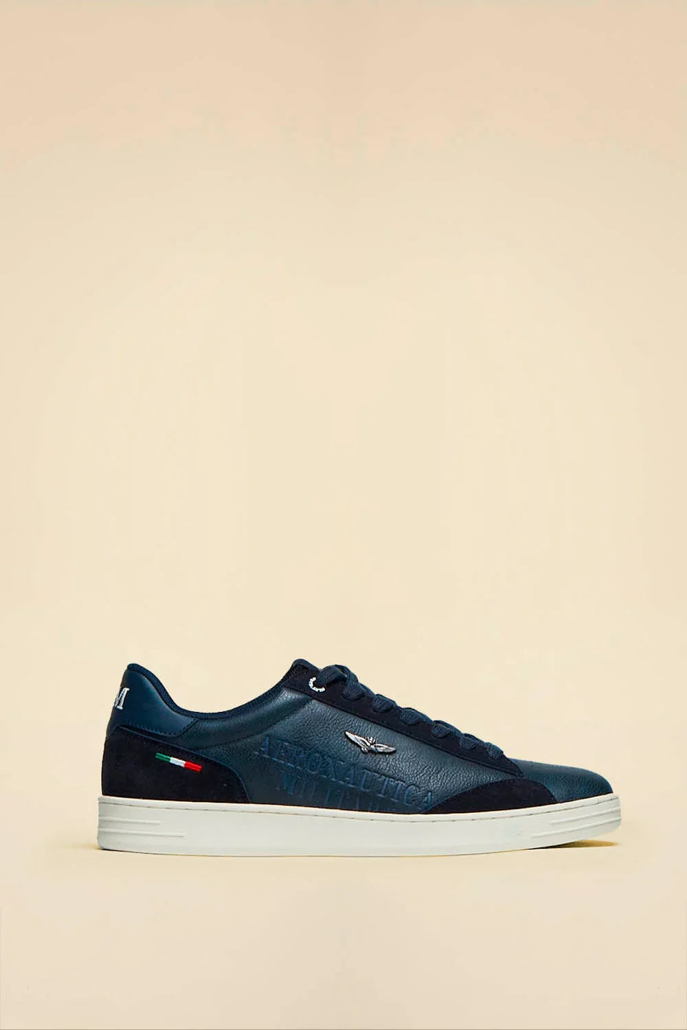 Sneaker blu da uomo in ecopelle con suola bianca e dettaglio bandiera italiana, stile casual