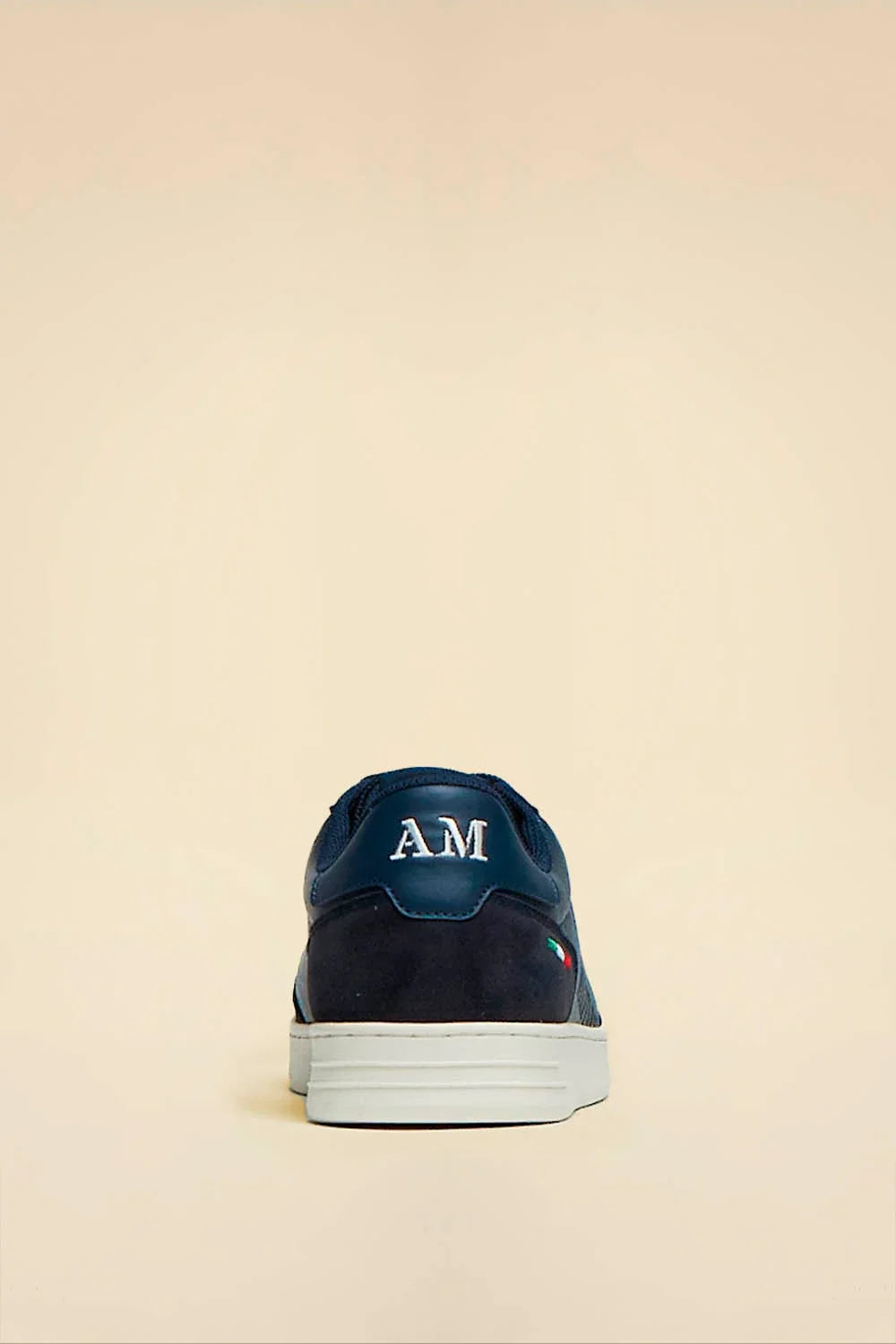 Sneaker bassa uomo in ecopelle blu, dettaglio logo AM e bandiera italiana sul tallone