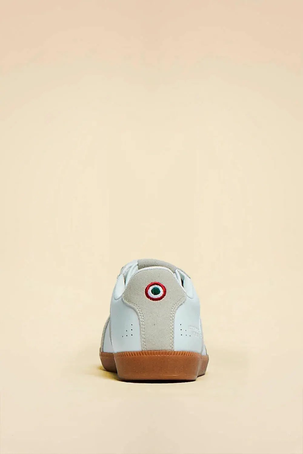 Sneaker uomo in pelle e suede beige chiaro con suola marrone e dettaglio tricolore sul tallone