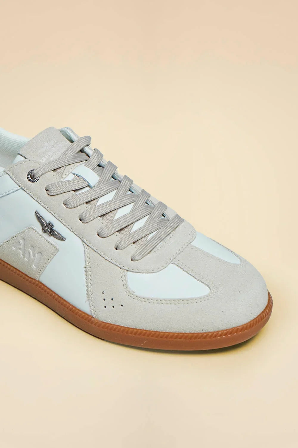 Sneaker uomo in pelle e suede beige con suola in gomma, dettaglio logo laterale.