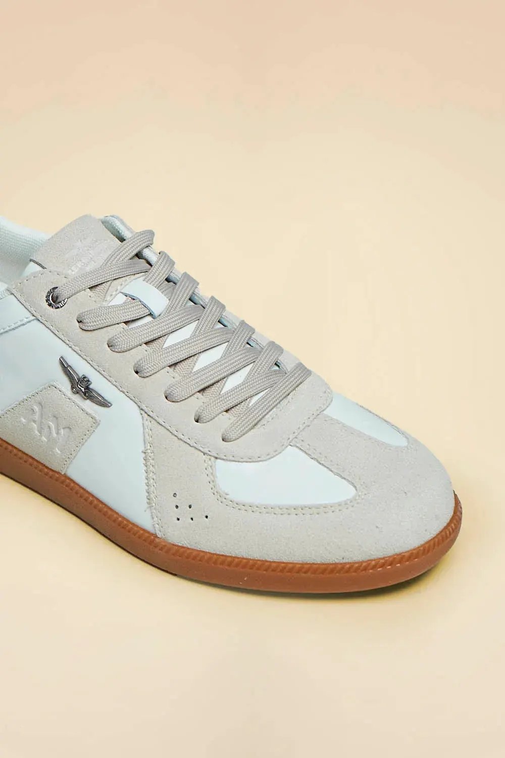 Sneaker uomo in pelle e suede beige con suola in gomma, dettaglio logo laterale.
