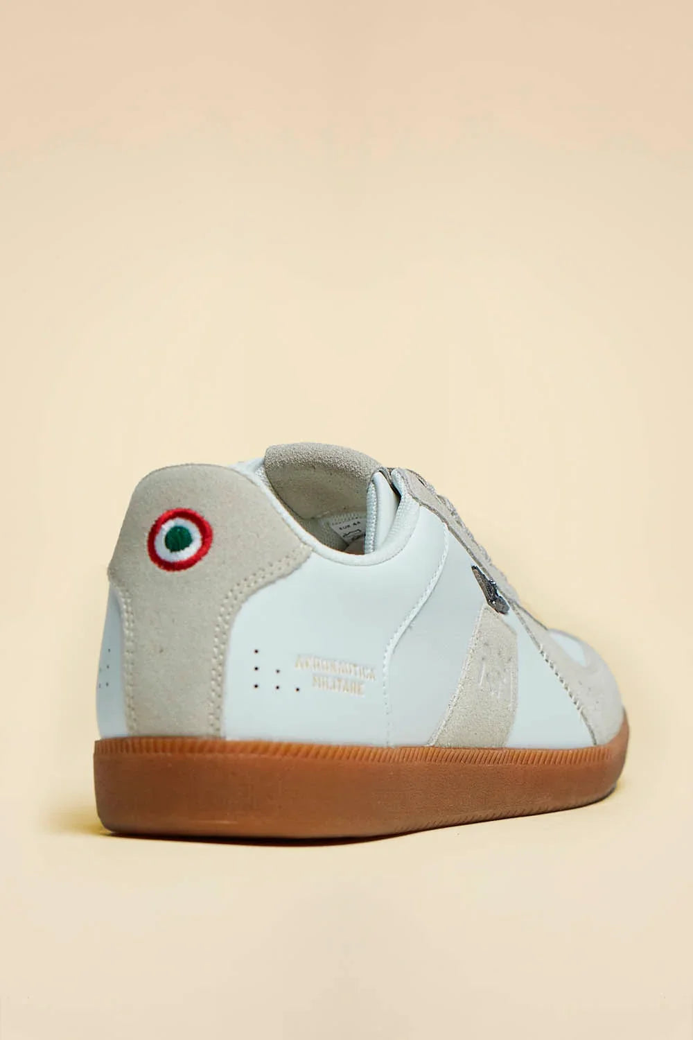 Sneaker uomo in pelle e suede bianca con suola marrone e dettaglio tricolore sul tallone