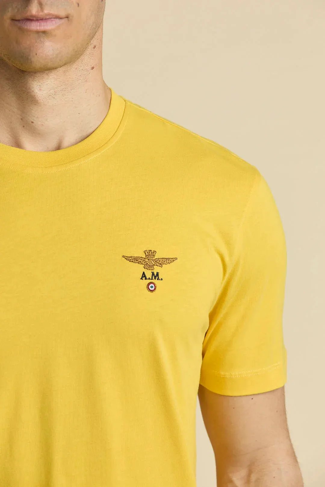 T-shirt gialla uomo a manica corta con logo ricamato petto, stile casual estivo