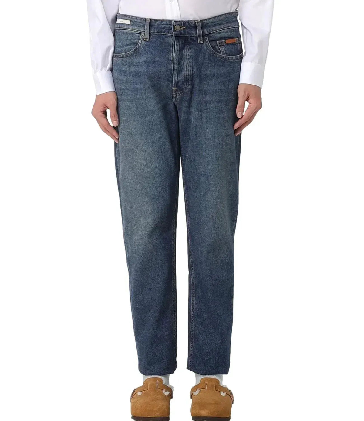 Jeans uomo blu regular fit, cinque tasche, indossati con camicia bianca e mocassini marroni