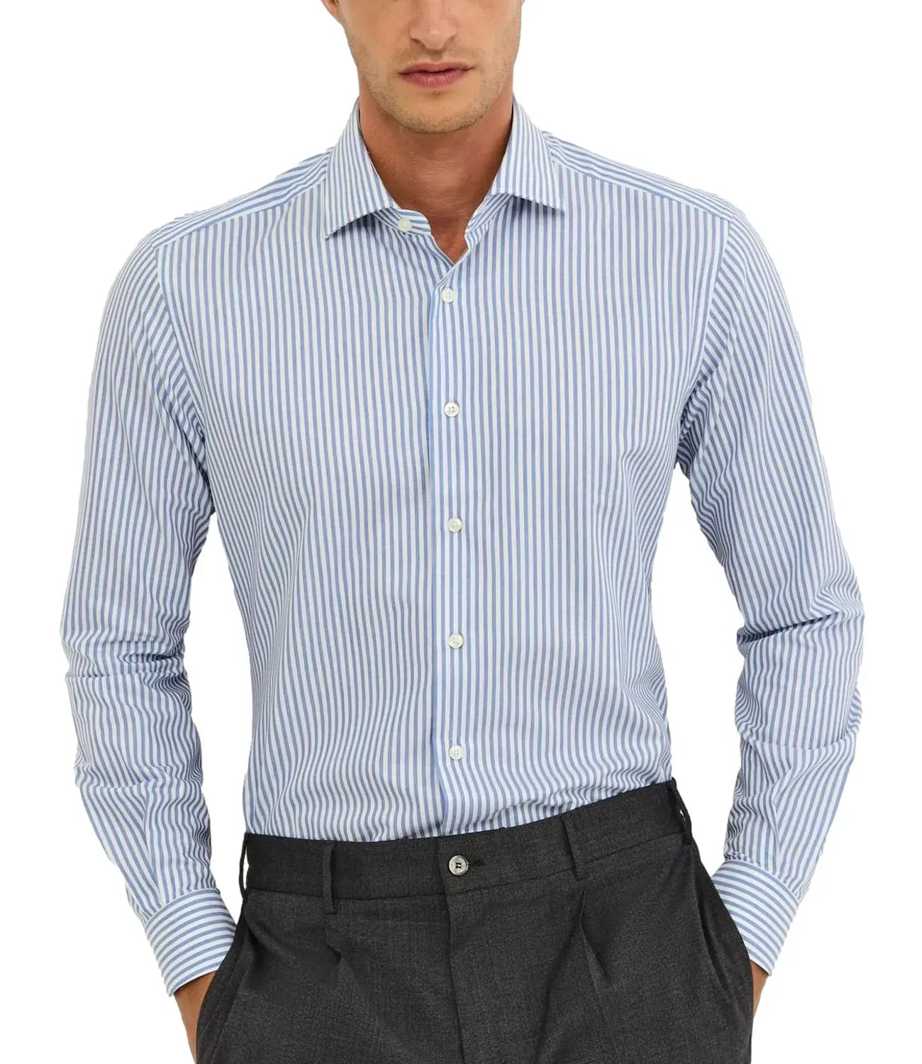 Camicia uomo a righe blu e bianche, maniche lunghe, indossata con pantaloni eleganti grigi.