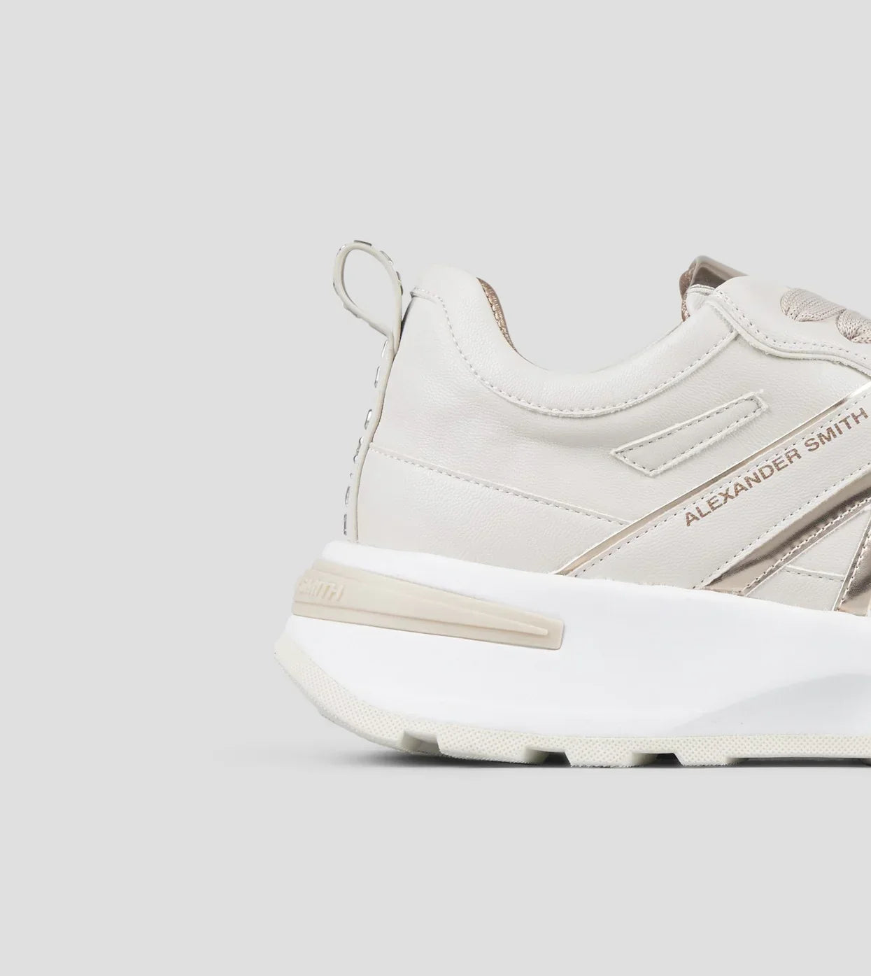 Sneaker donna beige con dettagli rame, suola alta bianca, stile moderno