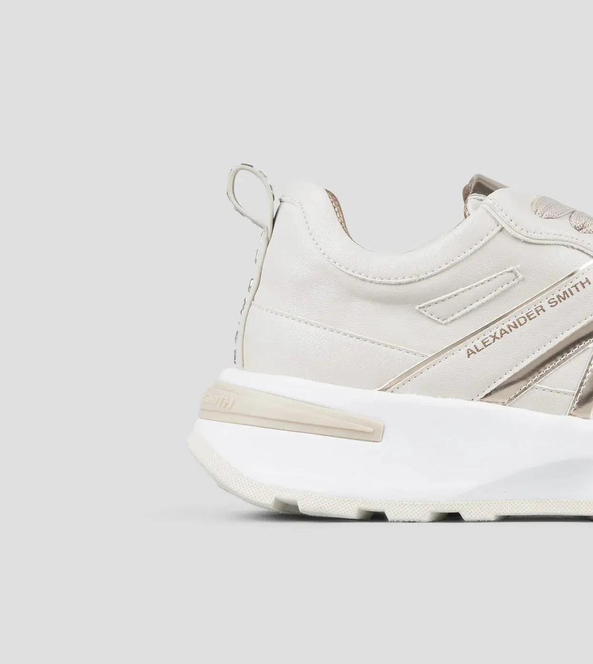 Sneaker donna beige con dettagli rame, suola alta bianca, stile moderno