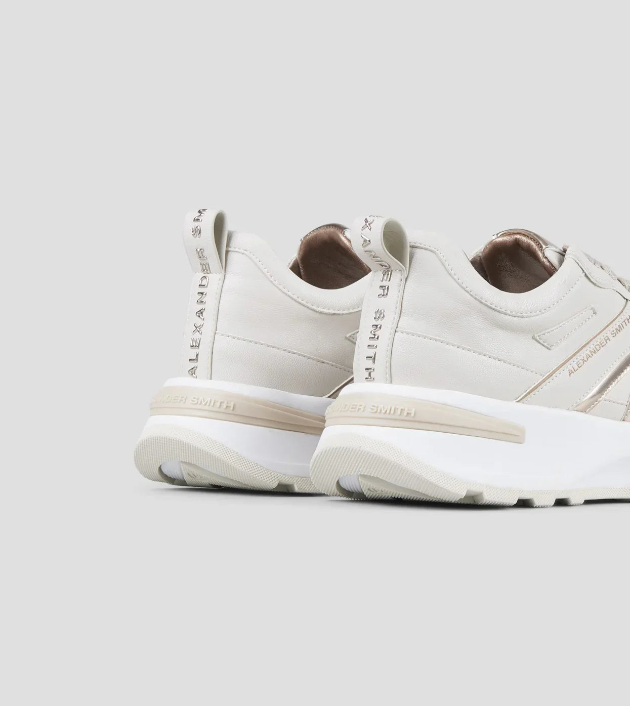Sneakers donna beige e rame con dettagli logo, suola alta bianca, stile casual moderno.