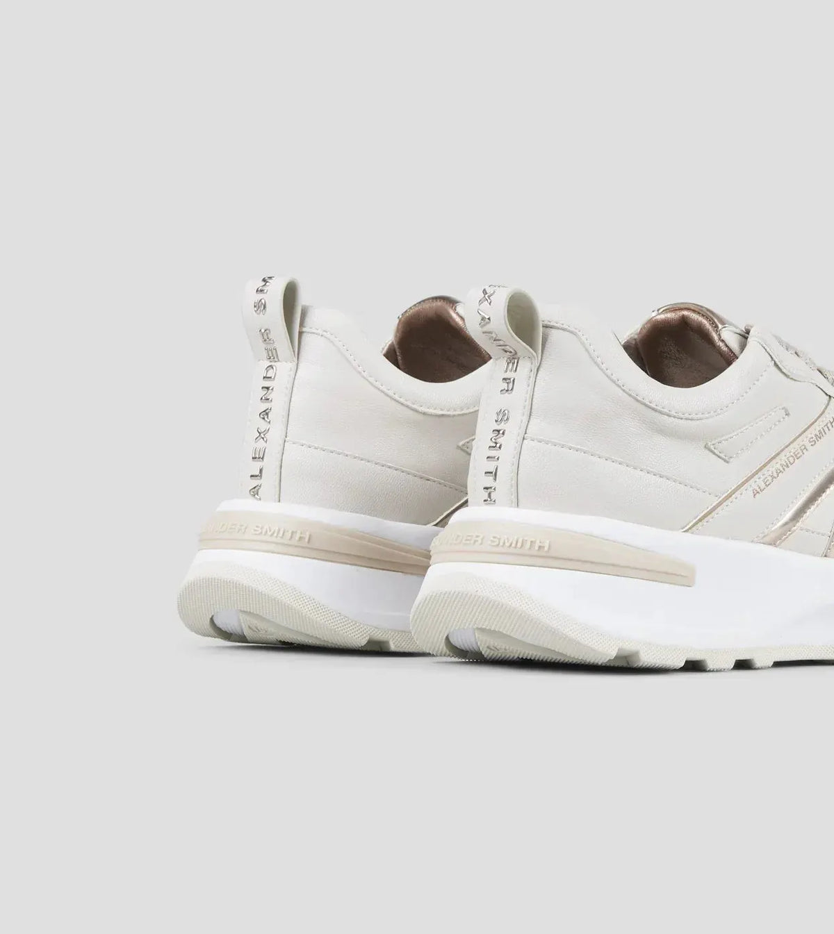 Sneakers donna beige e rame con dettagli logo, suola alta bianca, stile casual moderno.