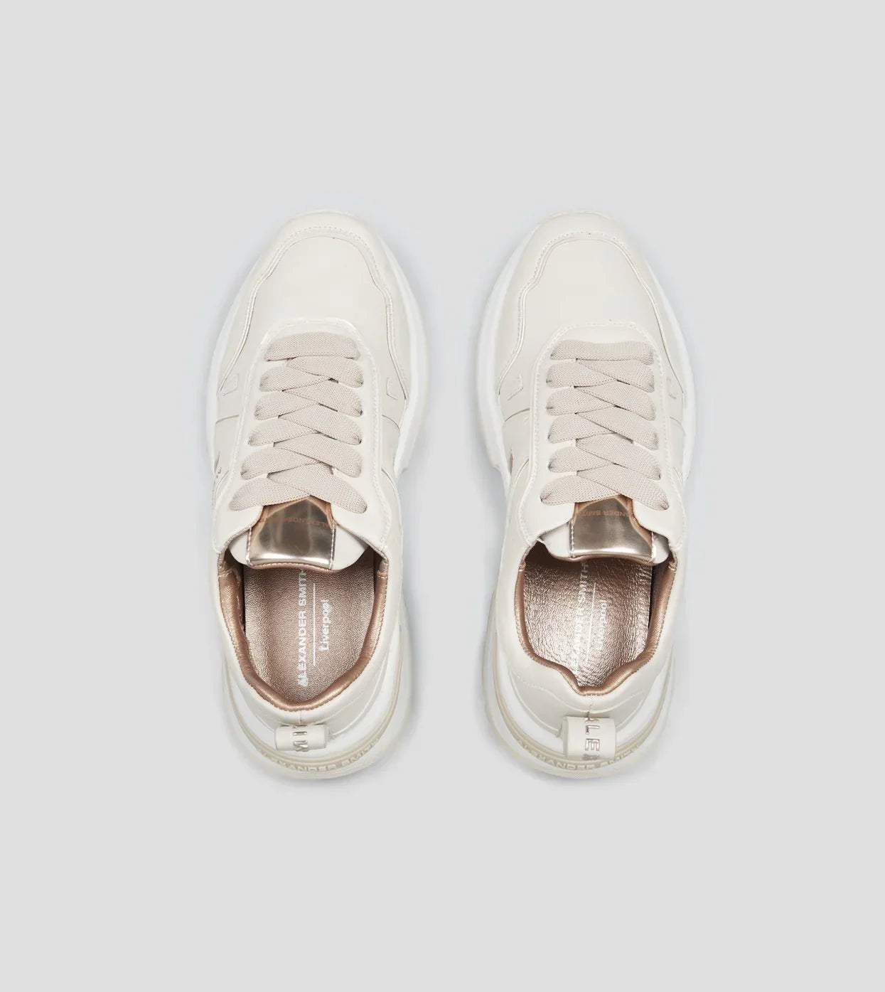 Sneakers donna beige e rame con lacci piatti, dettagli metallici, vista dall'alto