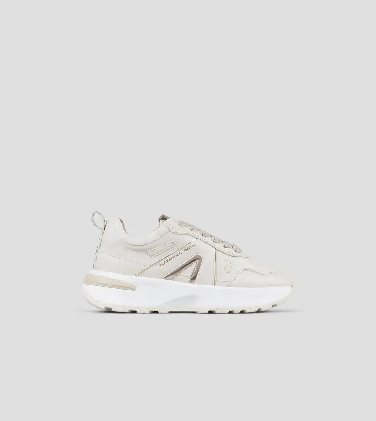 sneaker donna beige rame con dettagli metallici, suola alta e design moderno