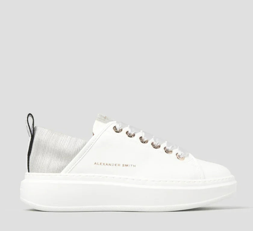 Sneaker donna bianca e argento con suola platform e dettagli metallici, stile moderno