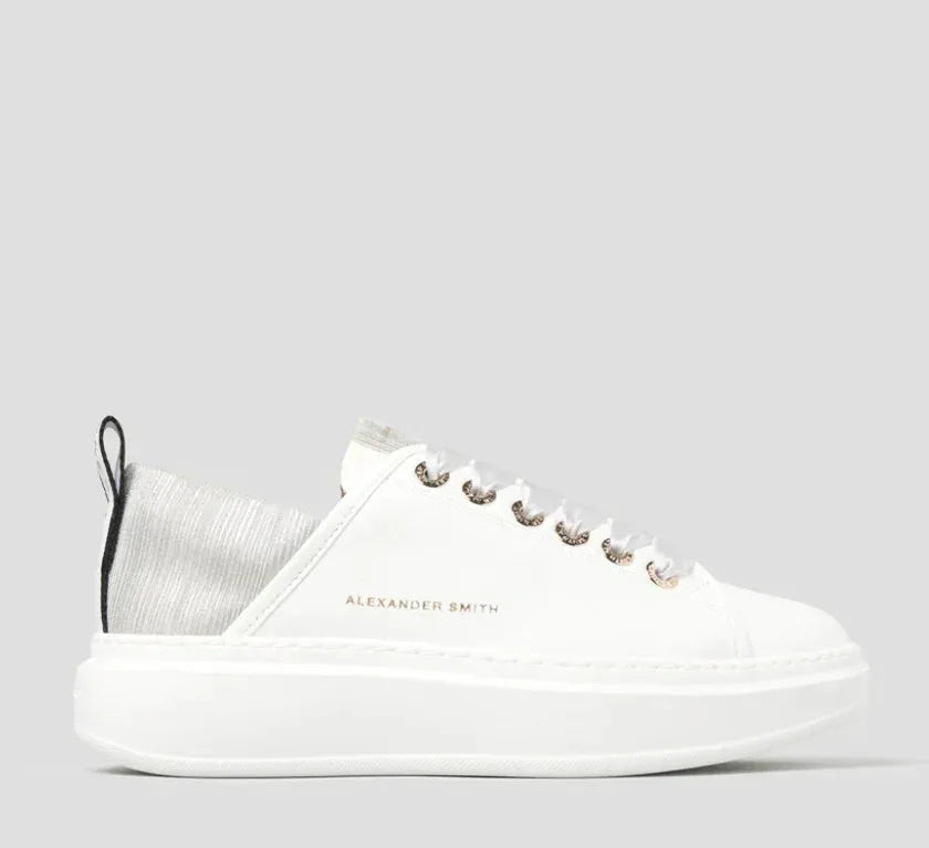 Sneaker donna bianca e argento con suola platform e dettagli metallici, stile moderno