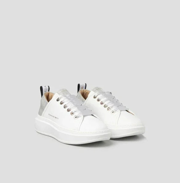 Sneaker donna bianca con dettagli argento, suola alta, stile casual moderno