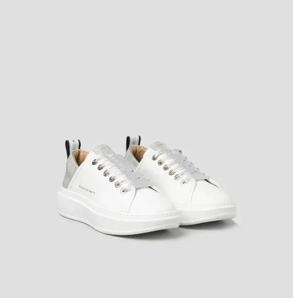 Sneaker donna bianca con dettagli argento, suola alta, stile casual moderno