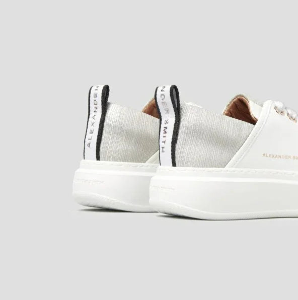 Sneakers donna bianche e argento con suola spessa, dettaglio tallone a contrasto