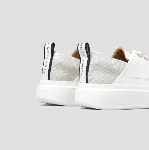 Sneakers donna bianche e argento con suola spessa, dettaglio tallone a contrasto