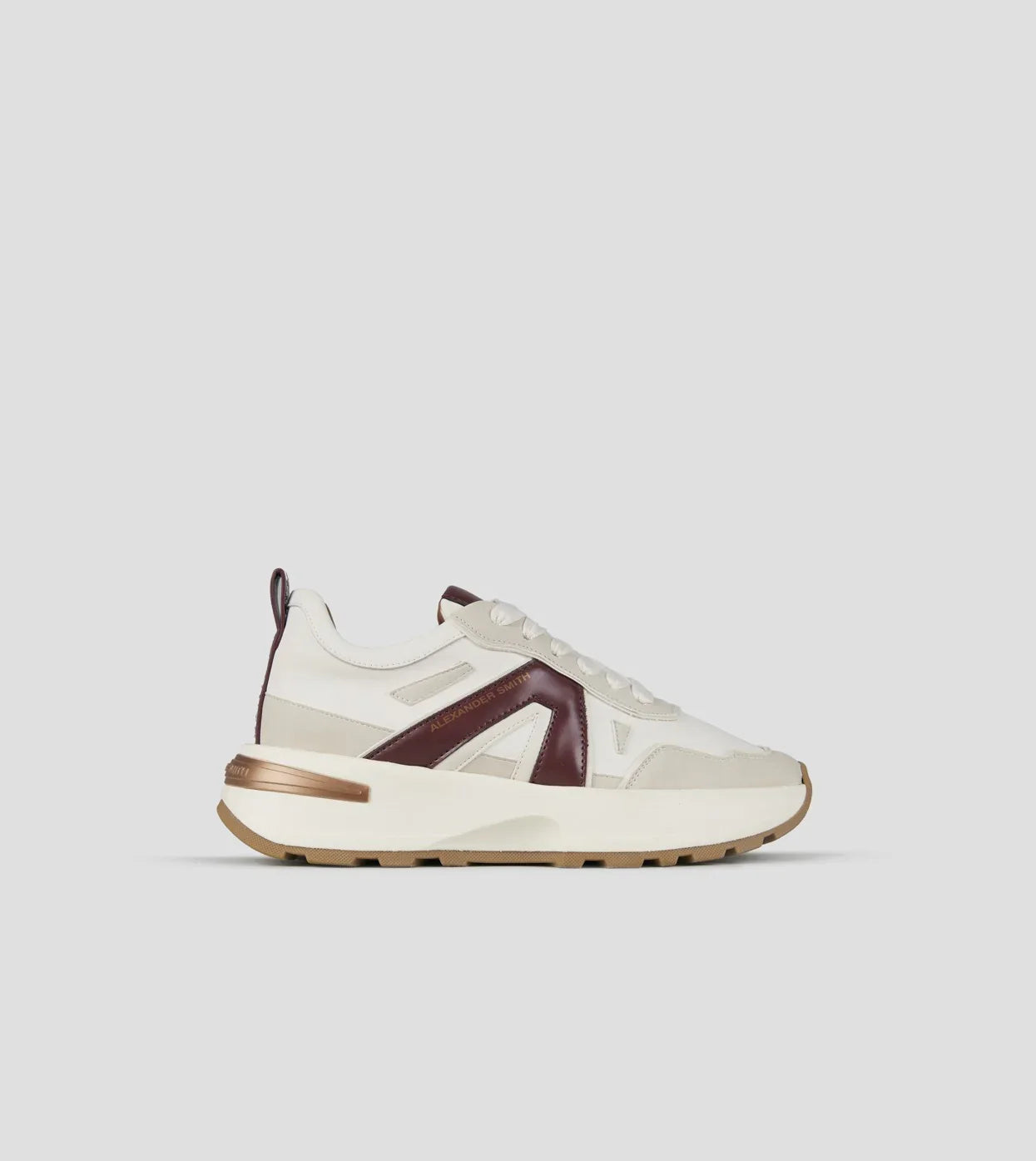 Sneaker donna bianca e bordeaux con suola alta e dettagli oro, stile moderno.