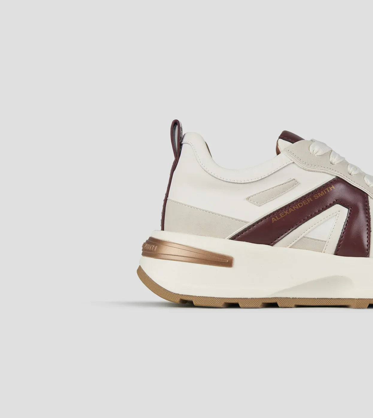 Sneaker donna bianca e bordeaux con suola spessa, dettagli dorati, stile casual elegante