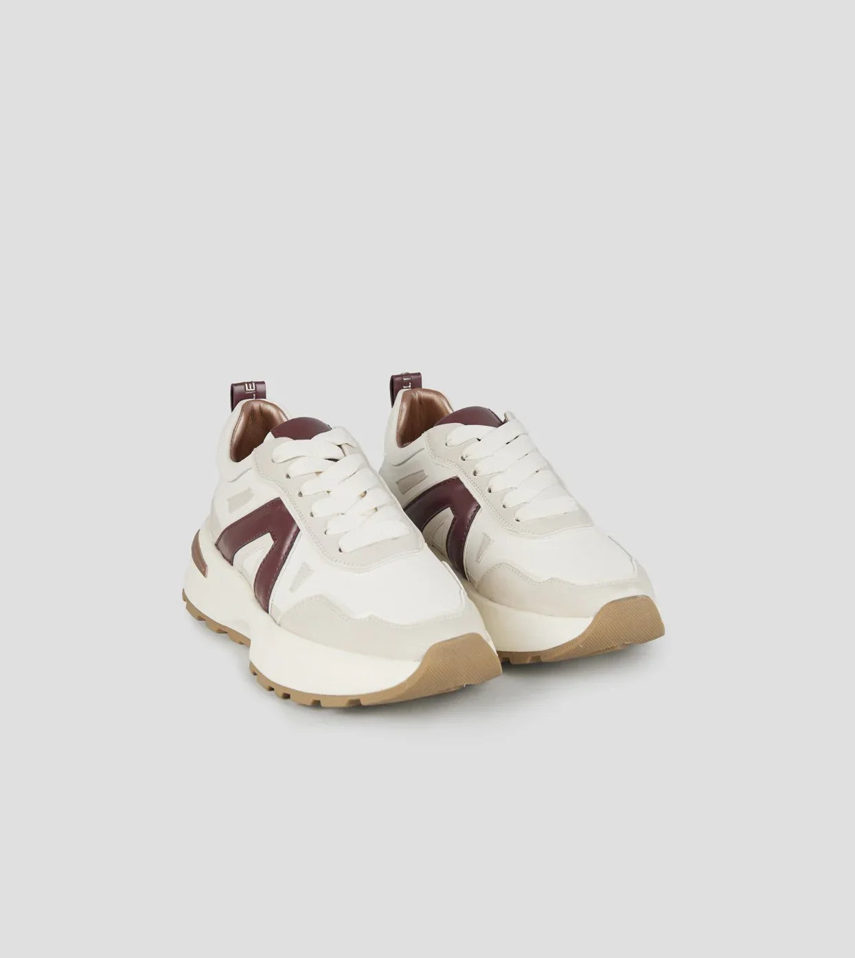 Sneakers donna bianche con dettagli bordeaux e suola beige, stile casual elegante