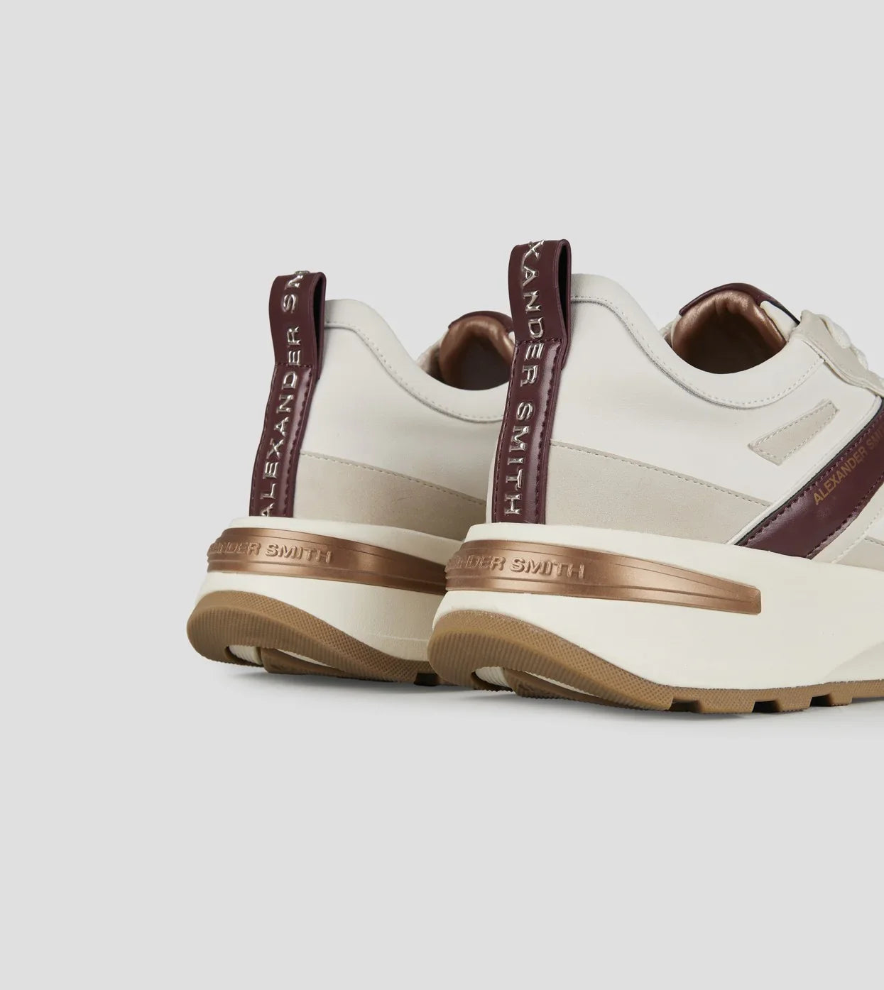 Sneakers donna bianche e bordeaux con suola alta e dettagli metallici, vista posteriore.
