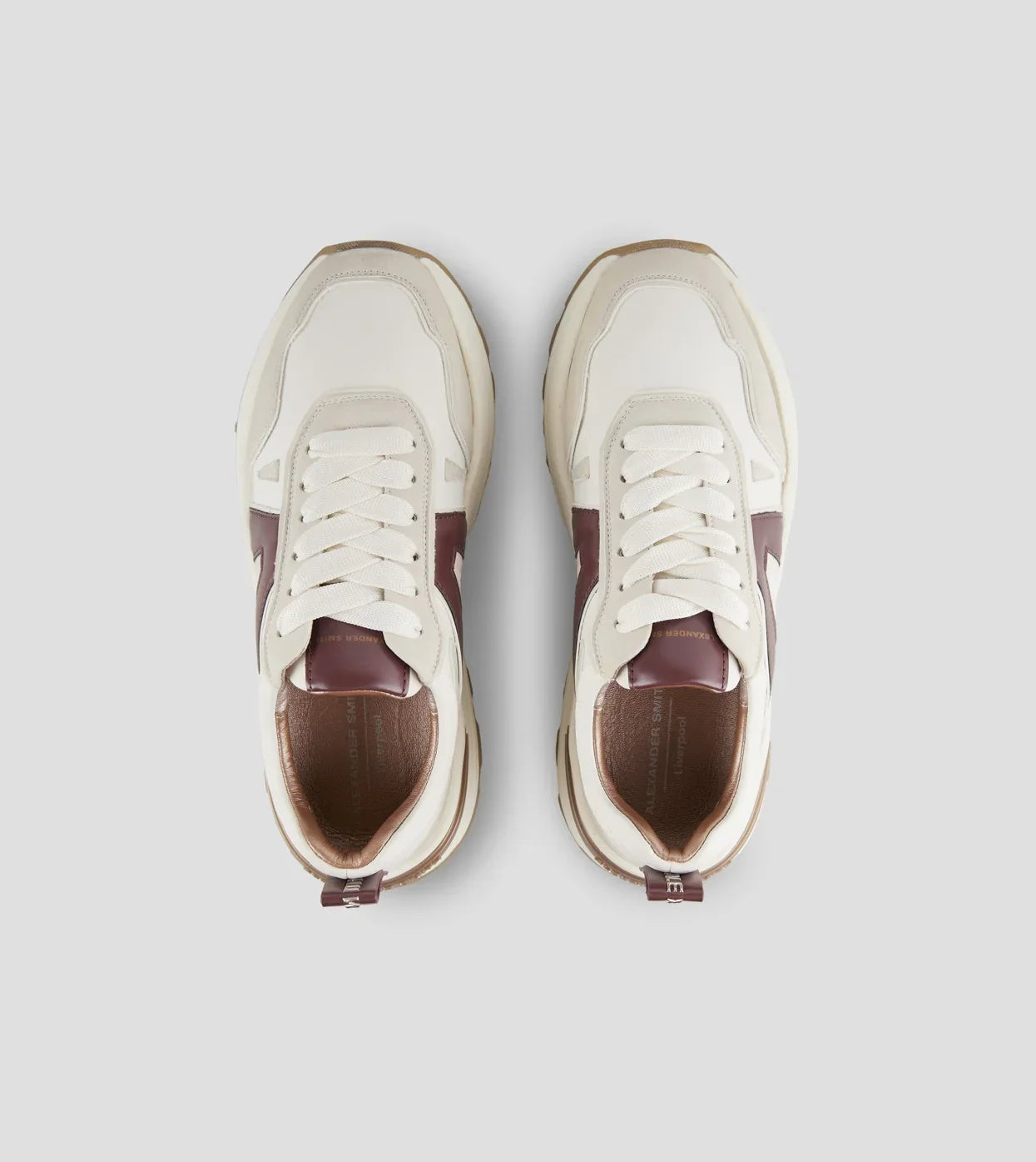 Sneakers donna bianche con inserti bordeaux, tomaia in pelle e suola alta, vista dall'alto