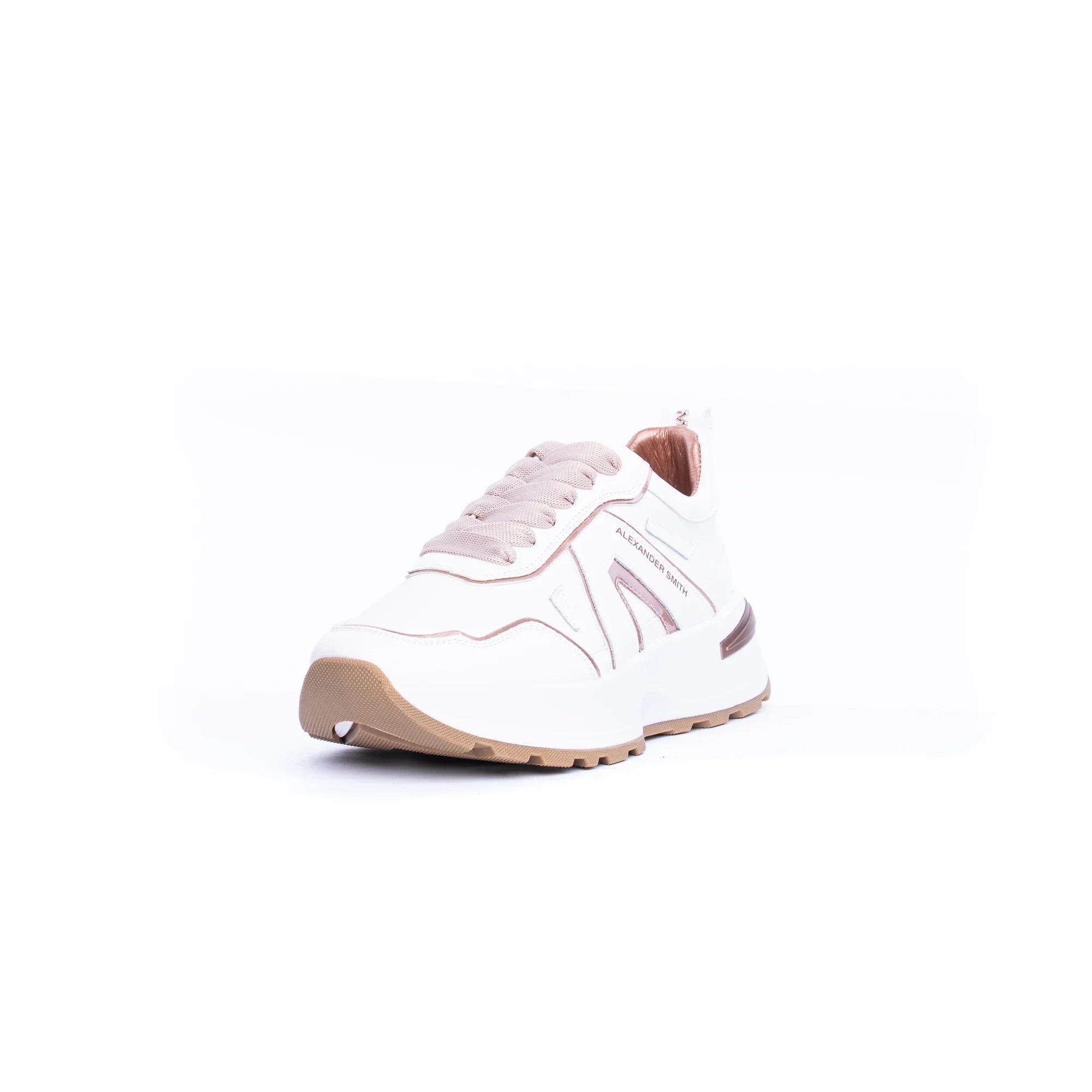 Sneaker donna bianca con dettagli rame e suola alta, stile moderno, fondo bianco.