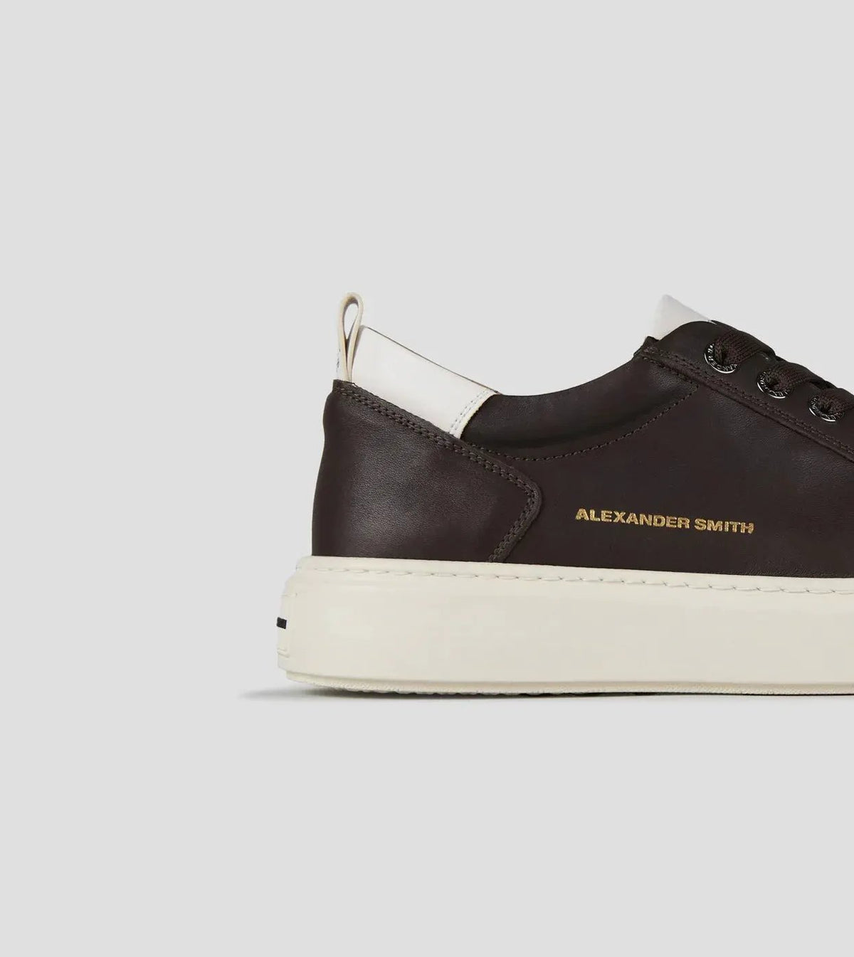 Sneaker uomo in pelle marrone scuro con dettagli bianchi e suola chiara, stile casual elegante