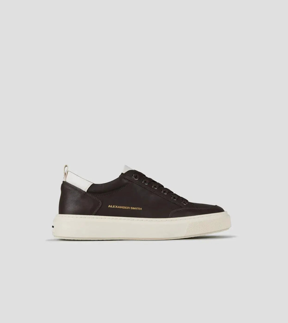 Sneaker uomo marrone scuro e bianca con suola chiara e dettagli bianchi, stile casual