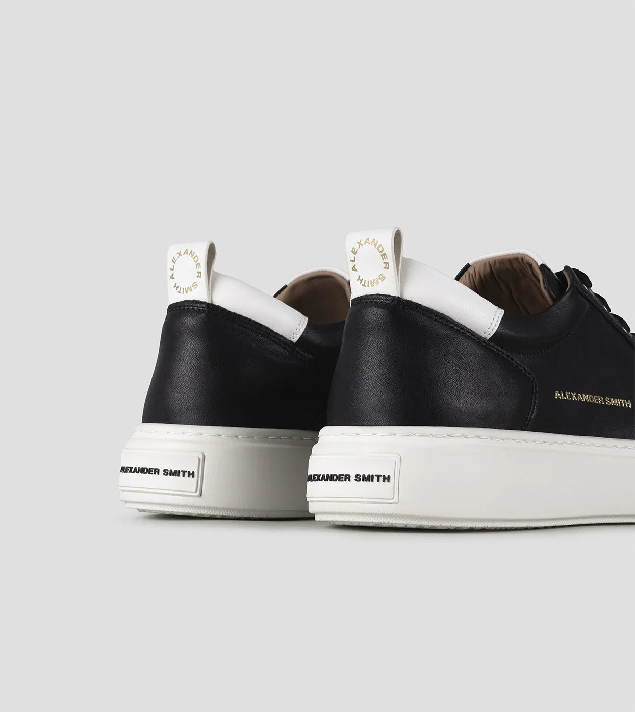 Sneaker uomo nero e bianco con suola alta e dettagli logo Alexander Smith