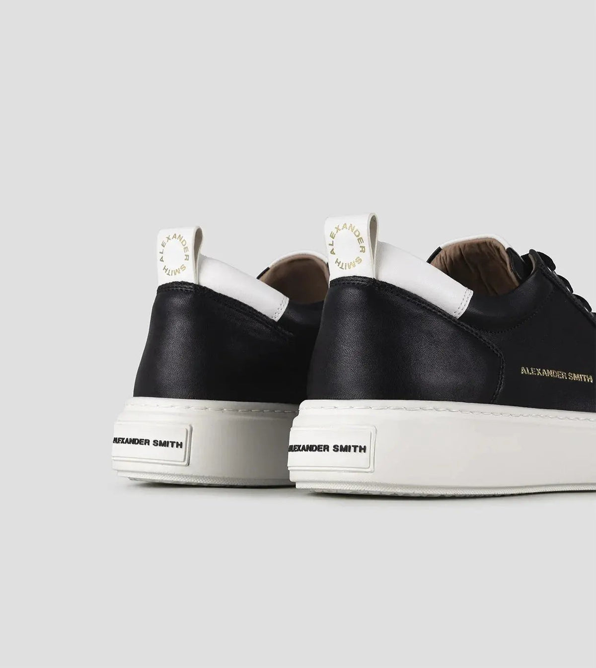 Sneaker uomo nero e bianco con suola alta e dettagli logo Alexander Smith