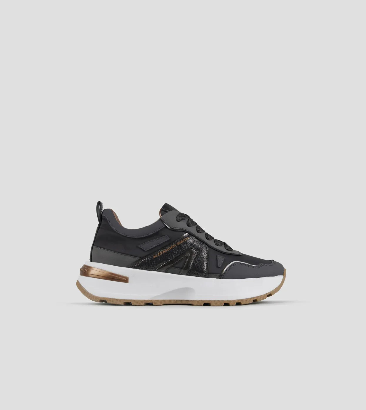 Sneaker donna nera con suola alta bianca e inserti metallici, stile sportivo alla moda
