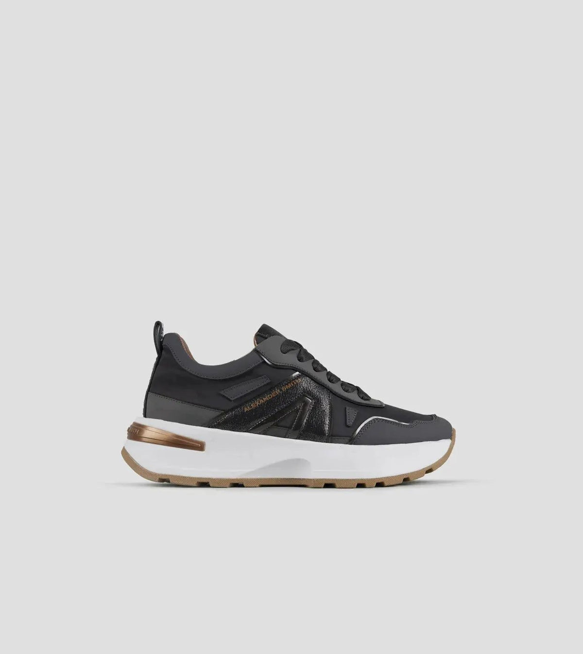 Sneaker donna nera con suola alta bianca e inserti metallici, stile sportivo alla moda